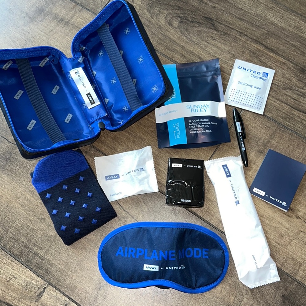 Away Mini Hard Case Luggage Amenity Kit x United Airlines Navy Blue Pouch